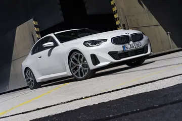 Vista dinámica de un BMW Serie 2 destacando su diseño agresivo y líneas modernas.