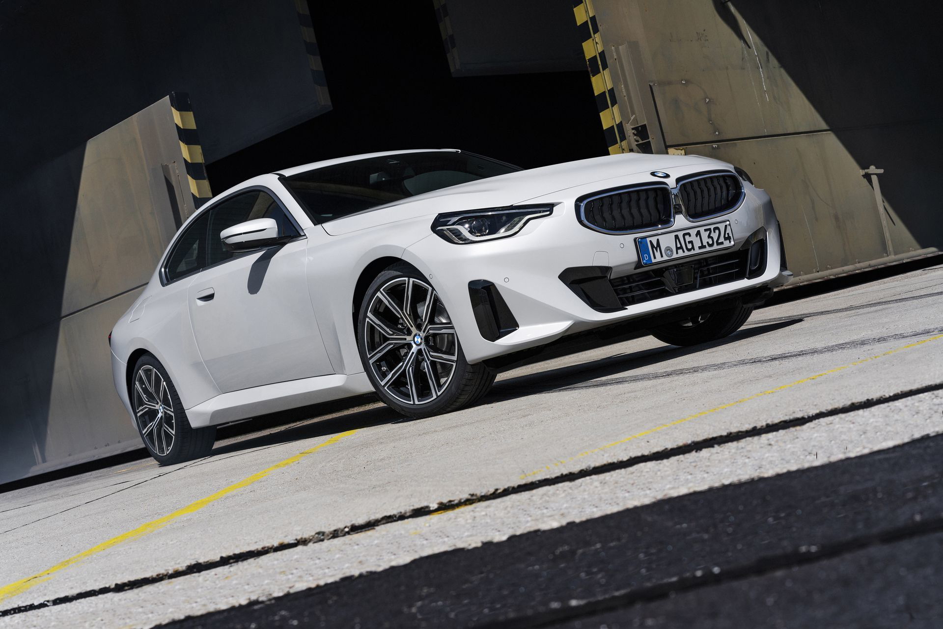Vista dinámica de un BMW Serie 2 destacando su diseño agresivo y líneas modernas.