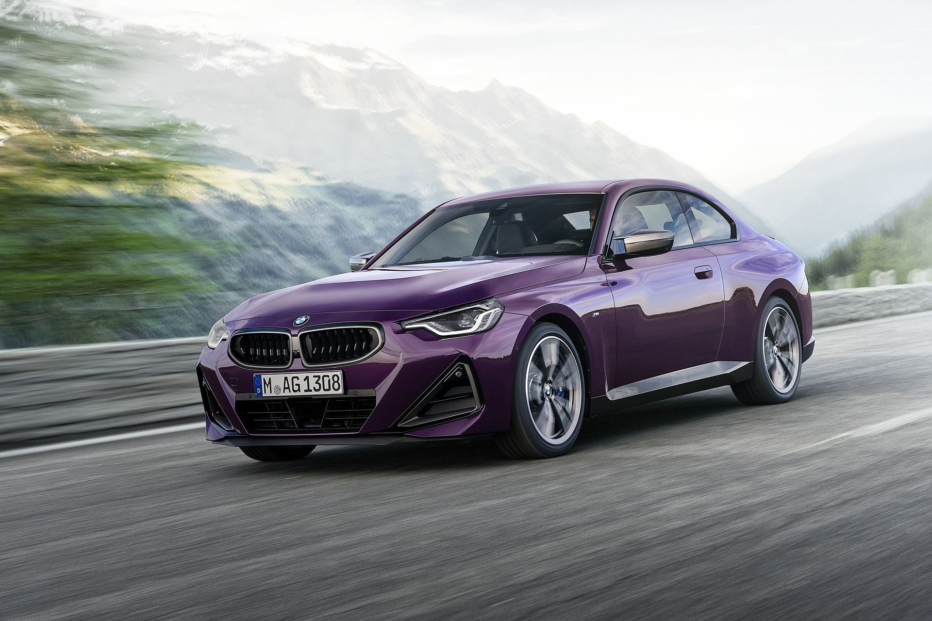 Vista dinámica del BMW Serie 2 mostrando su línea lateral y frontal