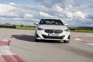 BMW Serie 2 capturado en movimiento, mostrando su dinámico diseño frontal y lateral.