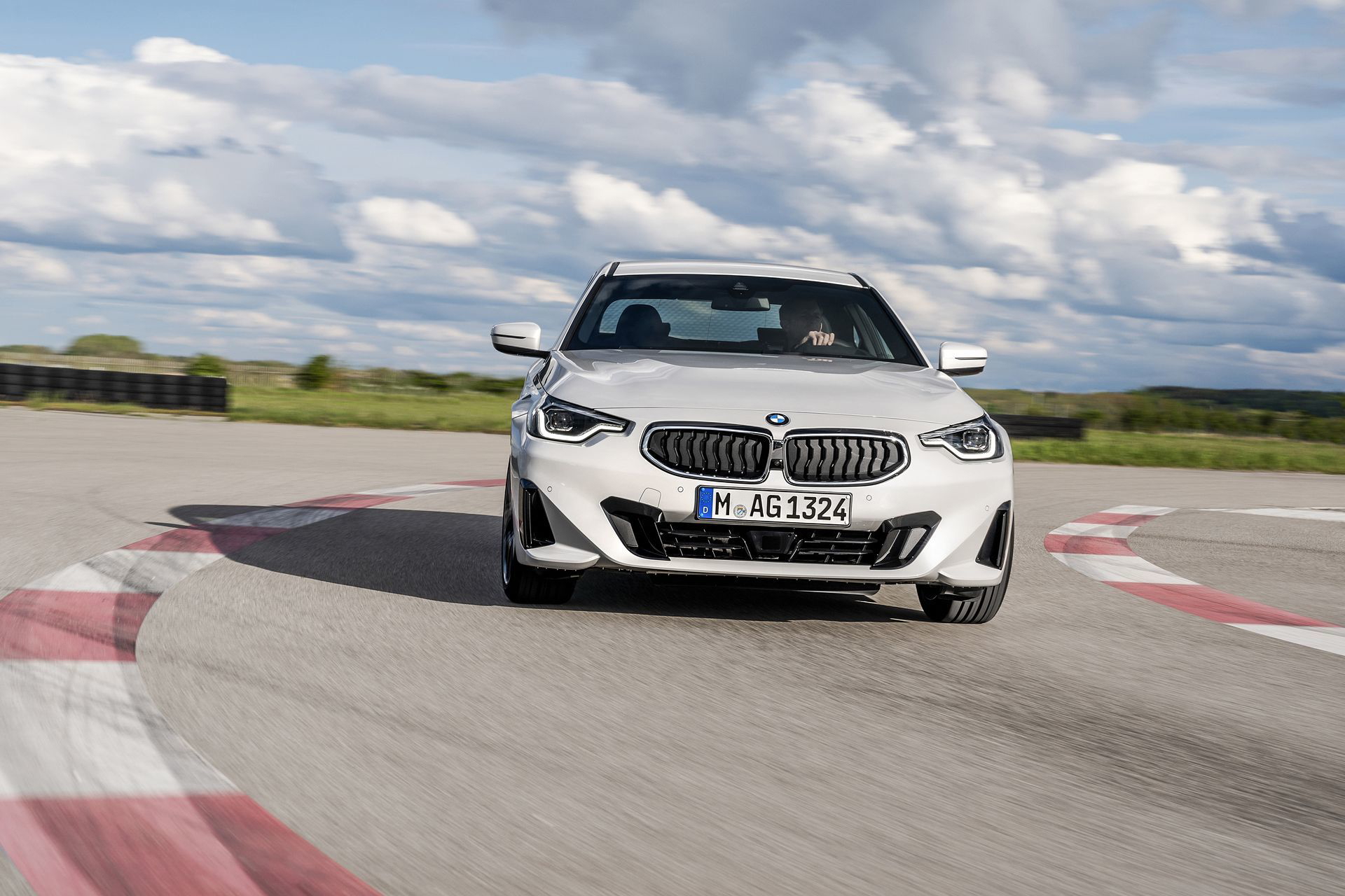 BMW Serie 2 capturado en movimiento, mostrando su dinámico diseño frontal y lateral.