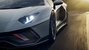 Fascinante ángulo del Aventador mostrando su agresiva línea frontal y lateral.