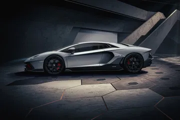Vista lateral que muestra el diseño dinámico y las líneas agresivas del Aventador.