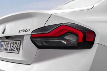 Detalle de los faros traseros LED del BMW Serie 2 con diseño icónico.