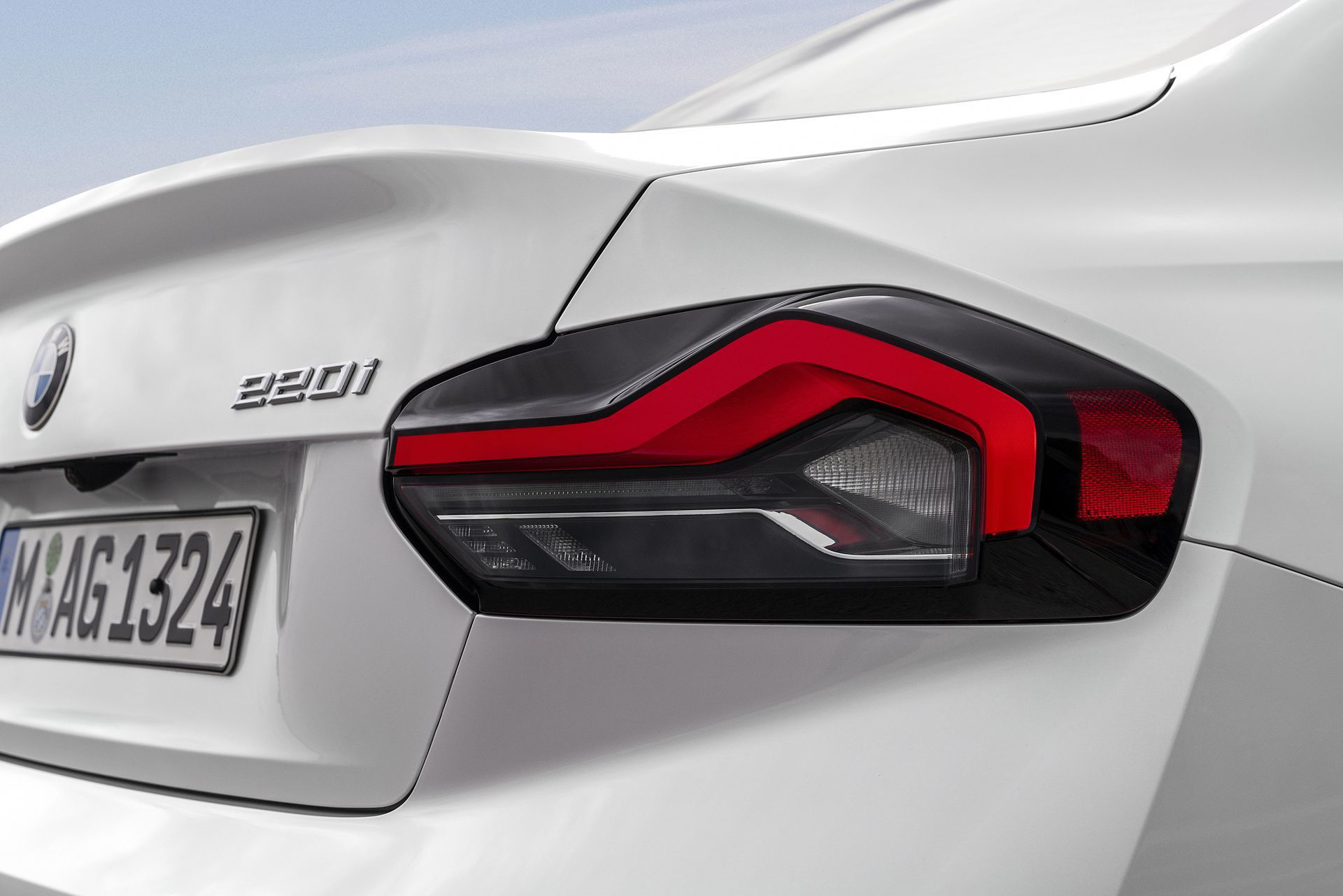 Detalle de los faros traseros LED del BMW Serie 2 con diseño icónico.