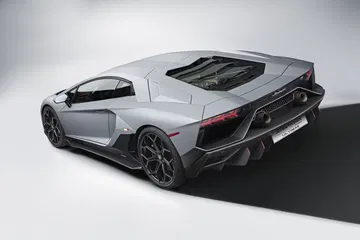 Vista trasera y lateral que destaca las líneas aerodinámicas del Aventador.