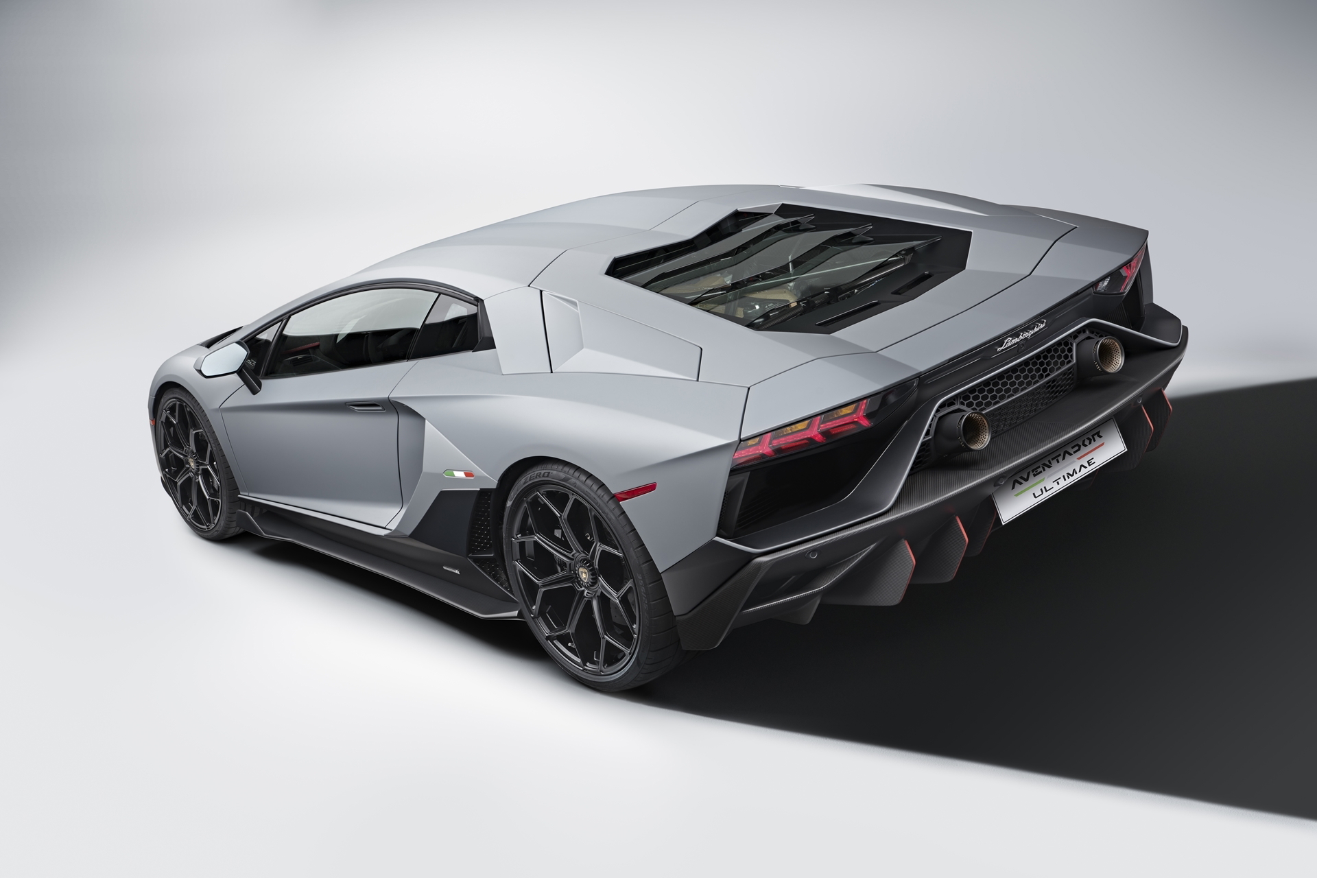 Vista trasera y lateral que destaca las líneas aerodinámicas del Aventador.