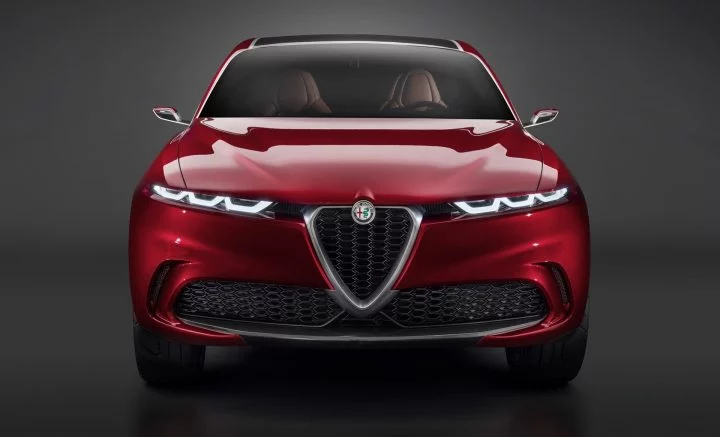 Vista frontal del Alfa Romeo Brennero destacando su parrilla distintiva.