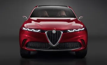 Vista frontal del Alfa Romeo Brennero destacando su parrilla distintiva.
