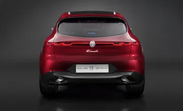 Vista posterior del Alfa Romeo Brennero mostrando su elegante diseño.
