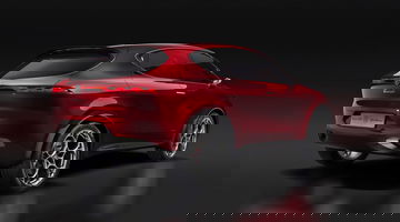 Vista trasera y lateral del Alfa Romeo Brennero destacando su diseño deportivo.