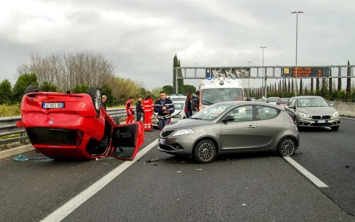 Autopilot Testa Investigacion Accidente Vehiculos Emergencias 02