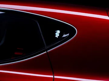 Elegante insignia del Alfa Romeo Brennero en la carrocería lateral.