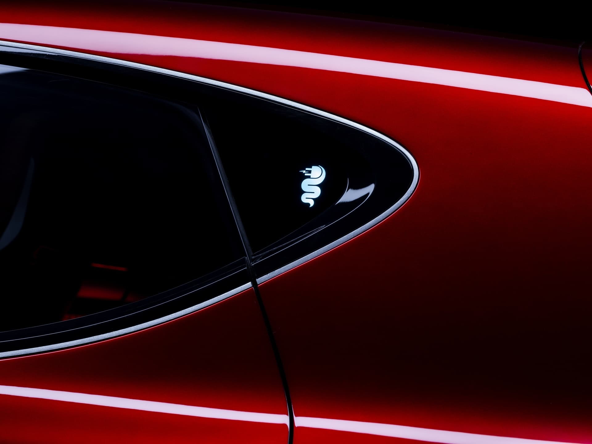 Elegante insignia del Alfa Romeo Brennero en la carrocería lateral.