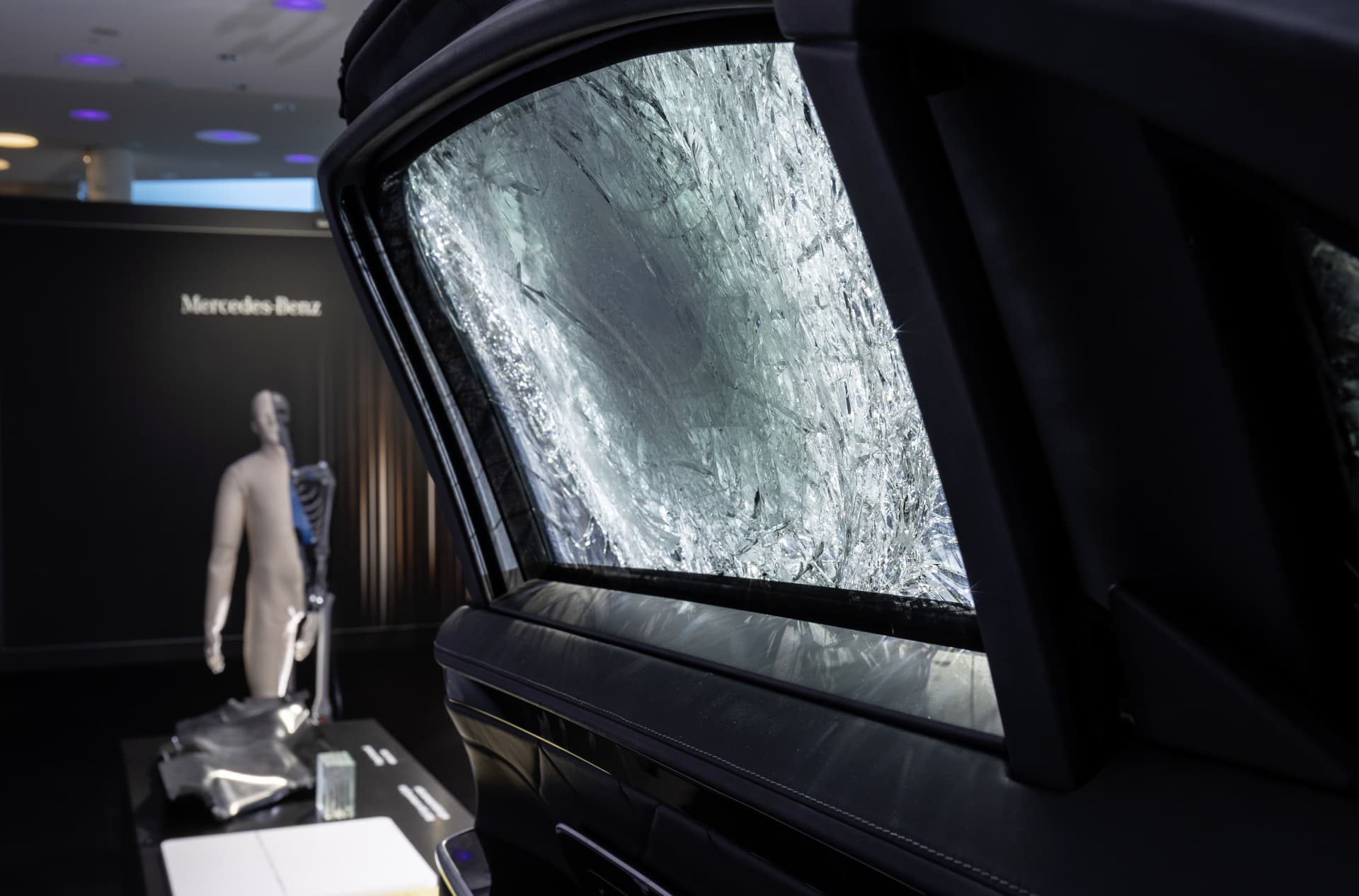 Guard: Sonderschutzversion Der Neuen S Klasse Erstmals Mit Allradantrieb Guard: Special Protection Version Of The New S Class, For The First Time With All Wheel Drive