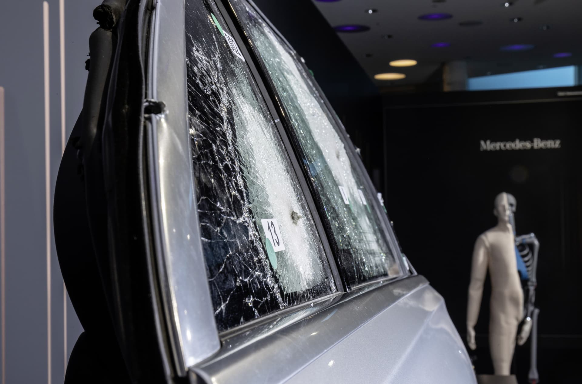 Guard: Sonderschutzversion Der Neuen S Klasse Erstmals Mit Allradantrieb Guard: Special Protection Version Of The New S Class, For The First Time With All Wheel Drive