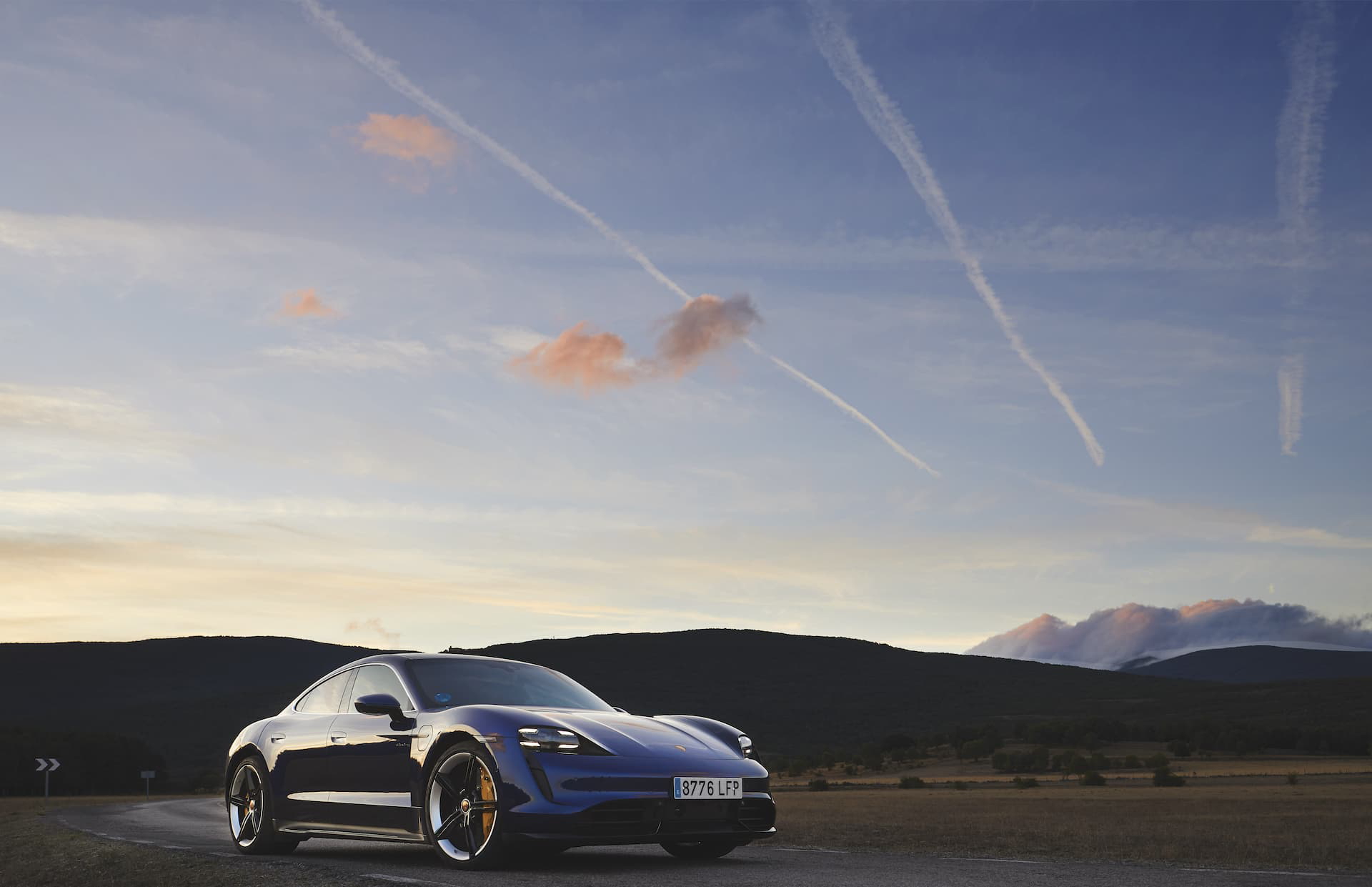 Porsche Taycan Azul Gentian 102
