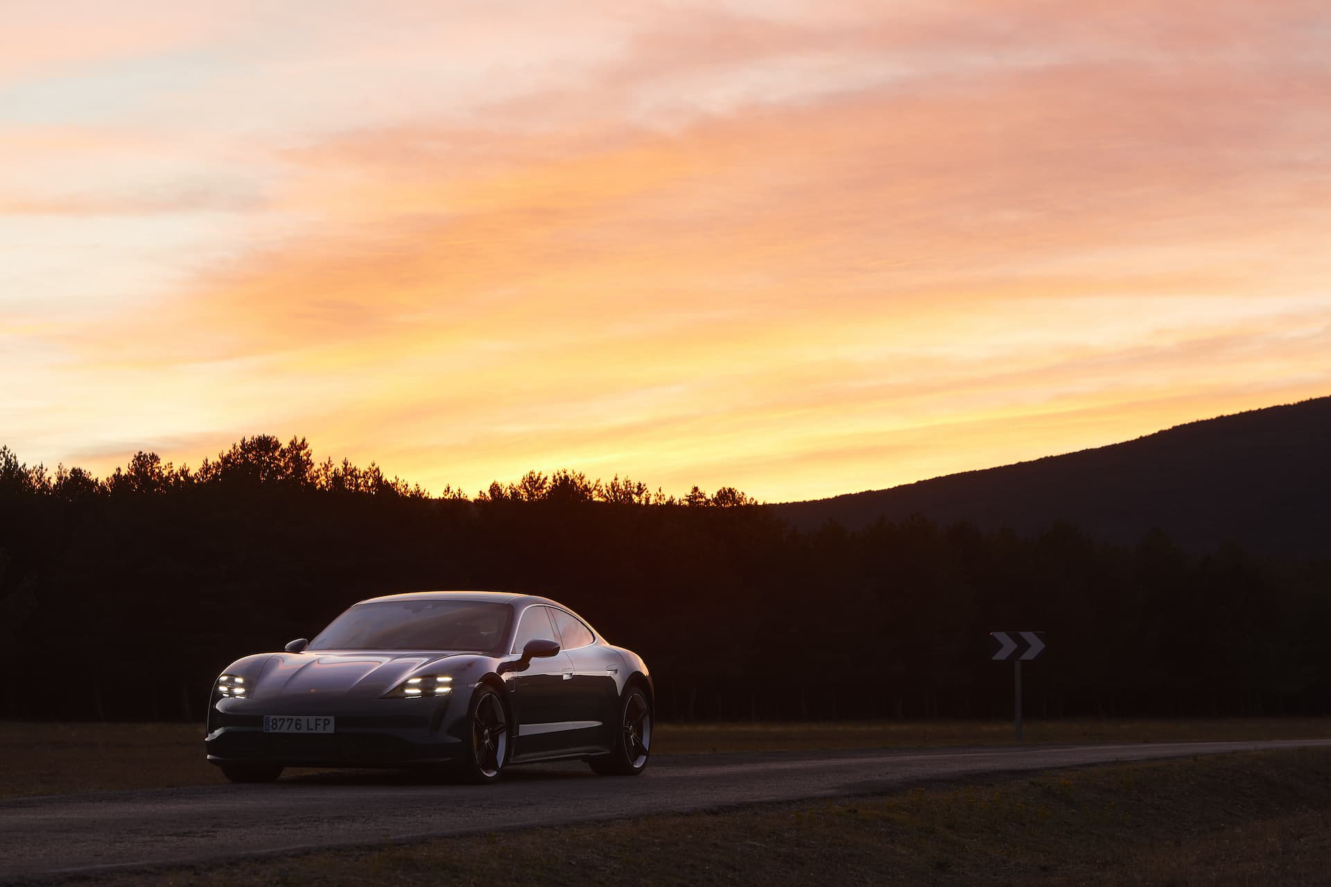 Porsche Taycan Azul Gentian 104