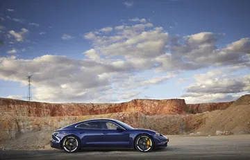 Porsche Taycan Azul Gentian 105