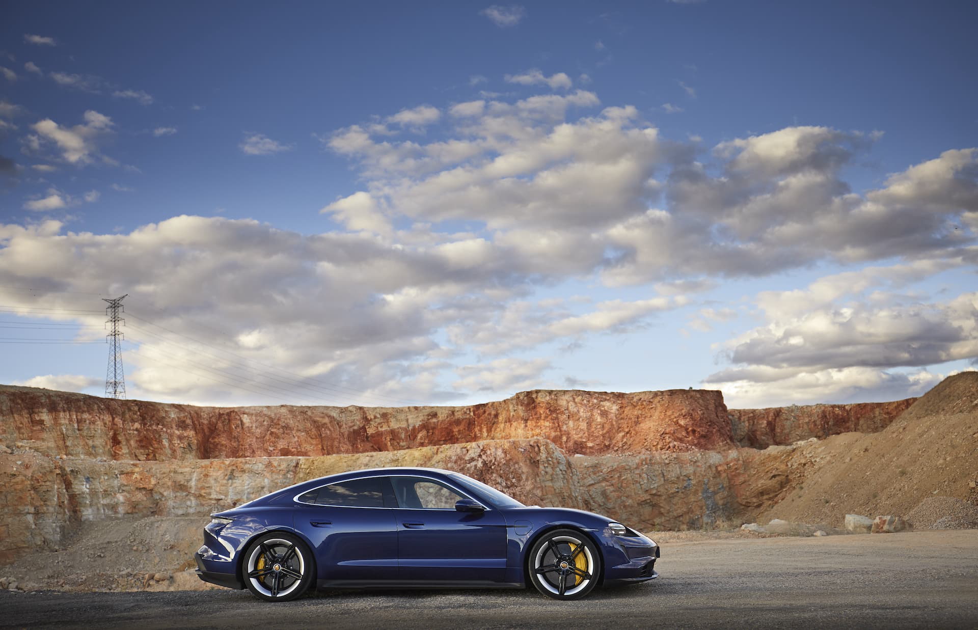 Porsche Taycan Azul Gentian 105