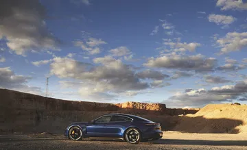 Porsche Taycan Azul Gentian 108