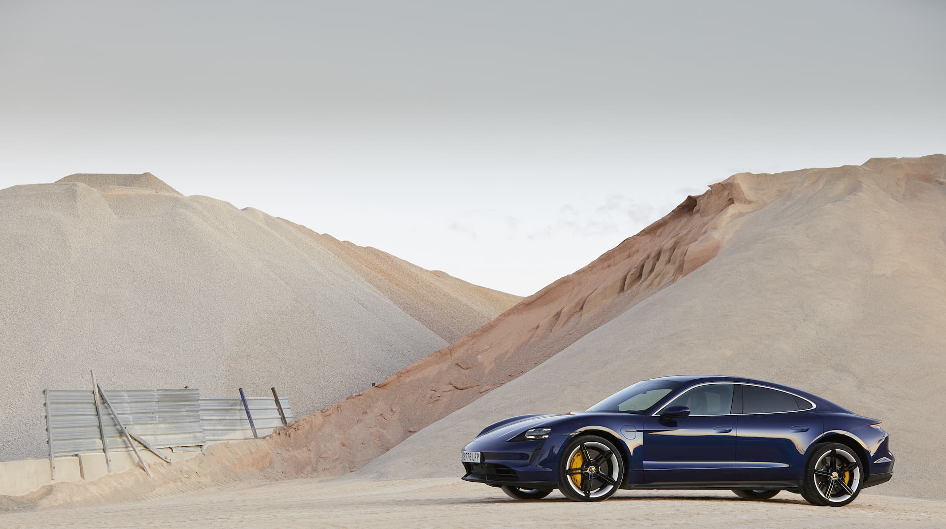 Porsche Taycan Azul Gentian 114