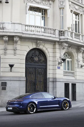 Porsche Taycan Azul Gentian 13