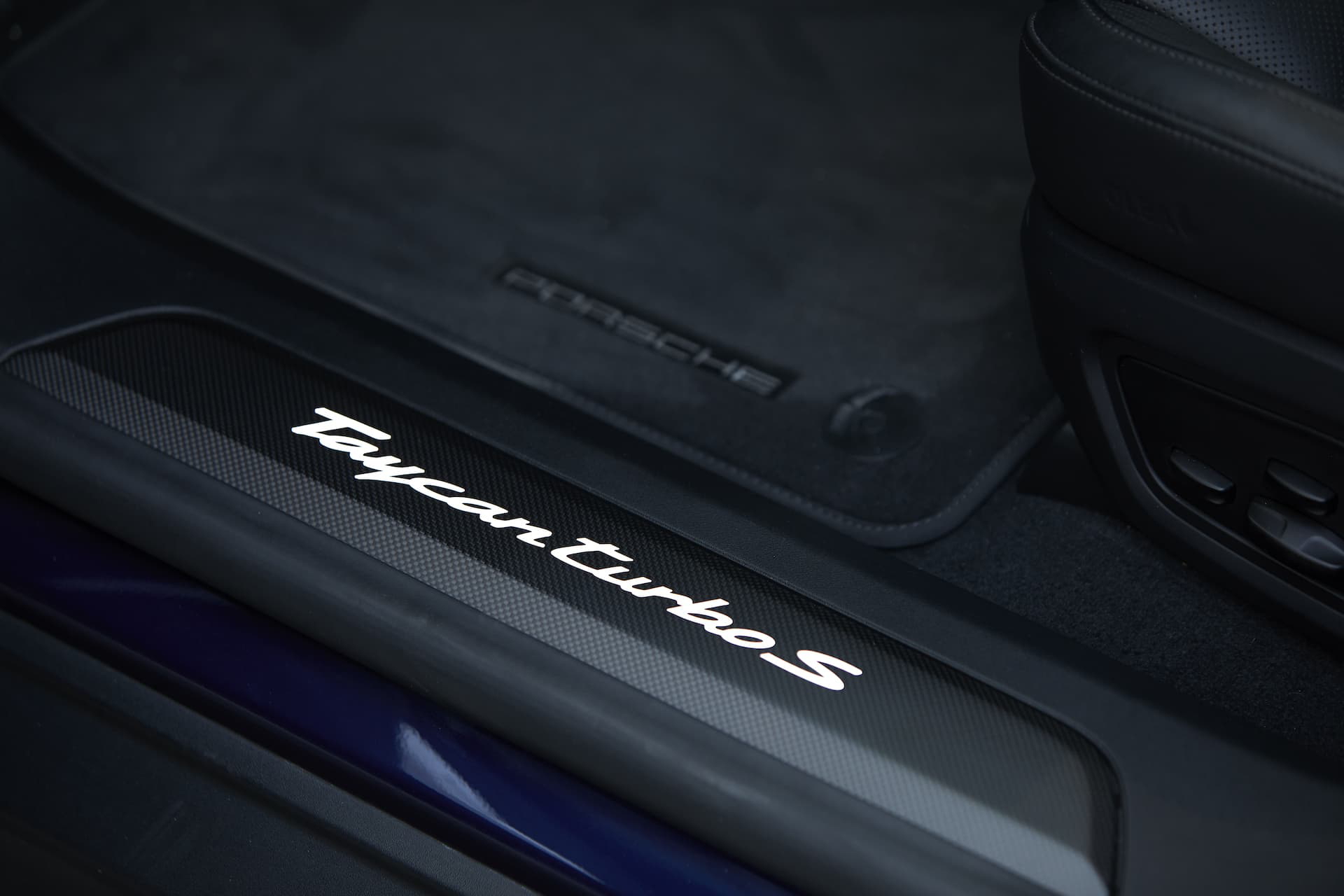 Porsche Taycan Azul Gentian 17