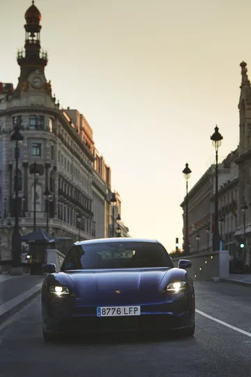 Porsche Taycan Azul Gentian 18