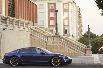 Porsche Taycan Azul Gentian 19