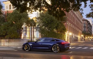 Porsche Taycan Azul Gentian 24