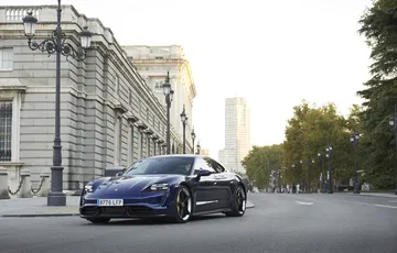Porsche Taycan Azul Gentian 26