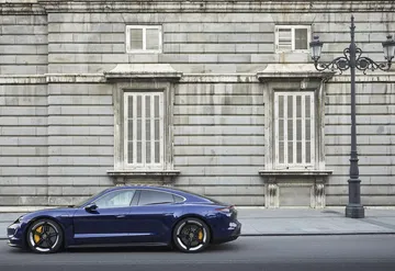 Porsche Taycan Azul Gentian 28