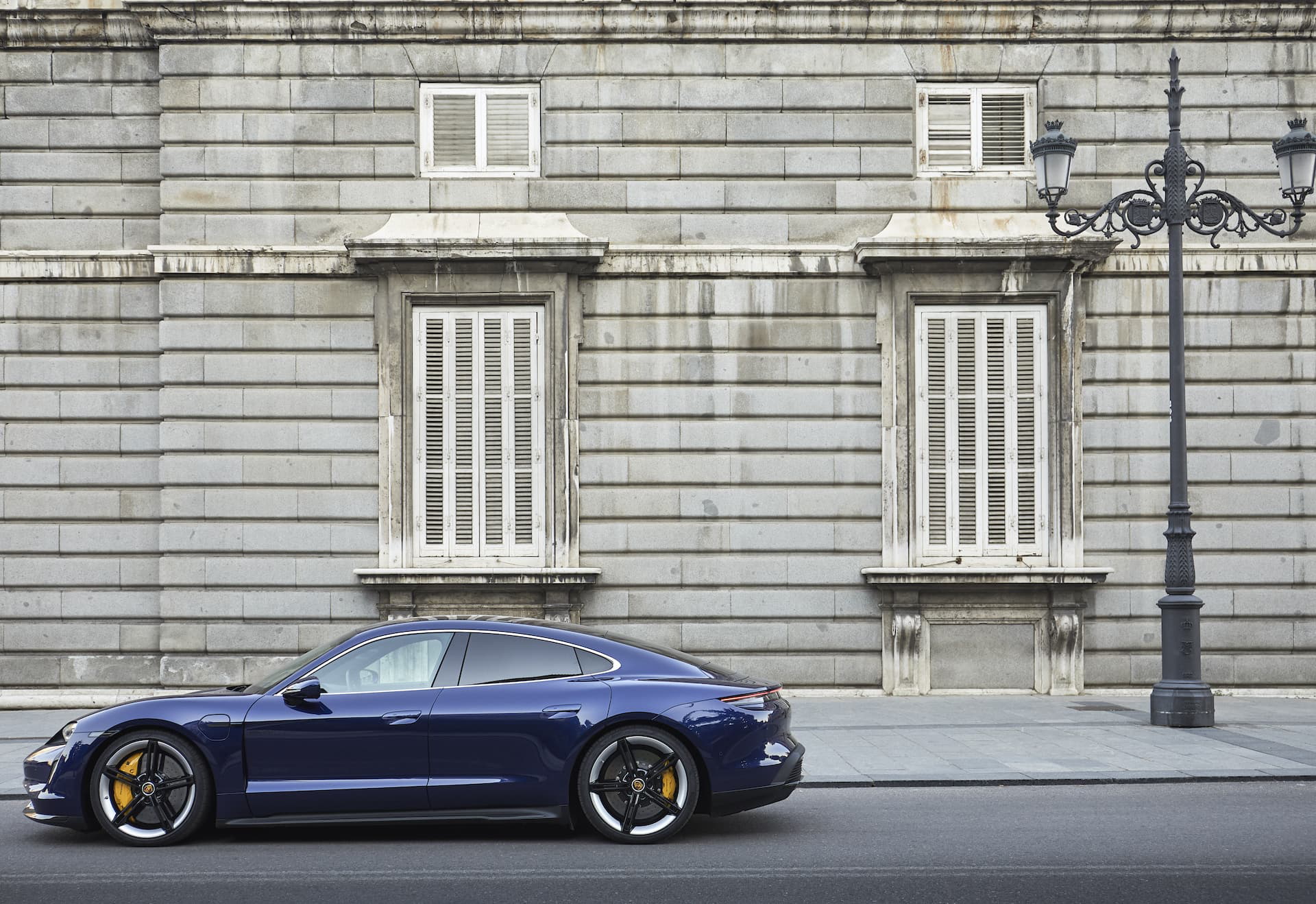 Porsche Taycan Azul Gentian 28