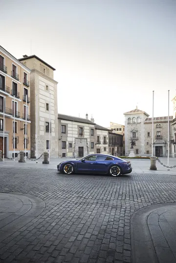 Porsche Taycan Azul Gentian 29