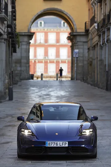 Porsche Taycan Azul Gentian 31