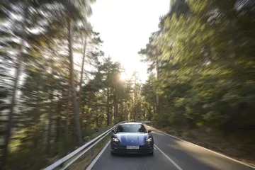Porsche Taycan Azul Gentian 35
