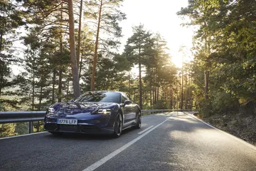 Porsche Taycan Azul Gentian 36