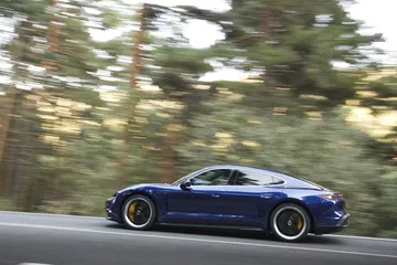 Porsche Taycan Azul Gentian 40