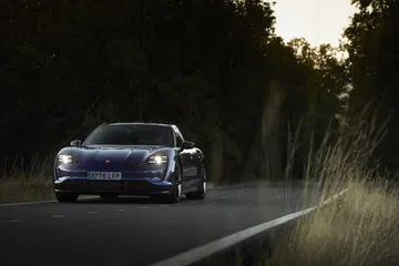 Porsche Taycan Azul Gentian 42