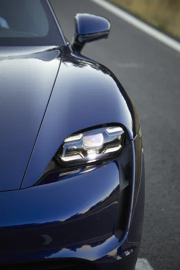Porsche Taycan Azul Gentian 44