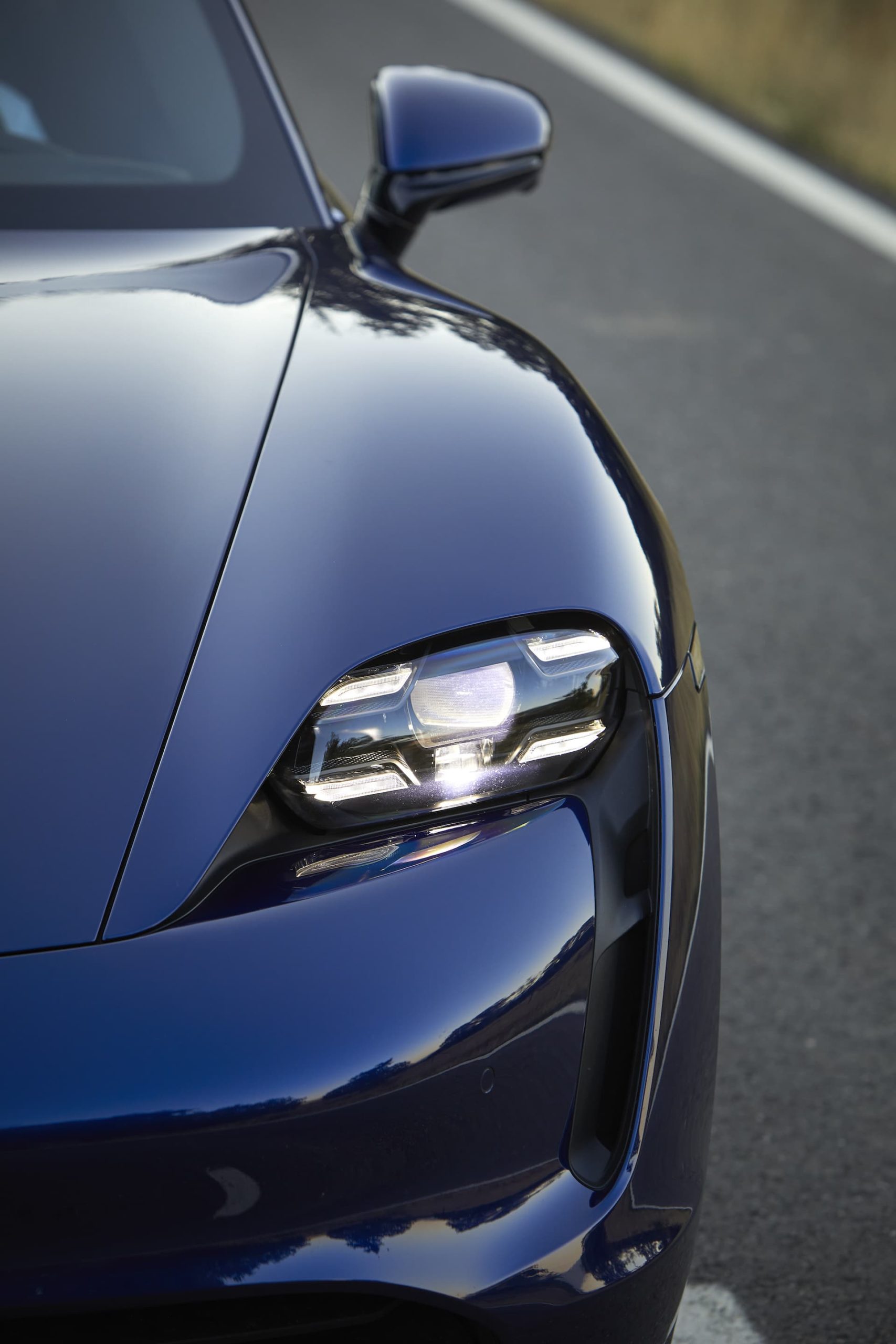 Porsche Taycan Azul Gentian 44