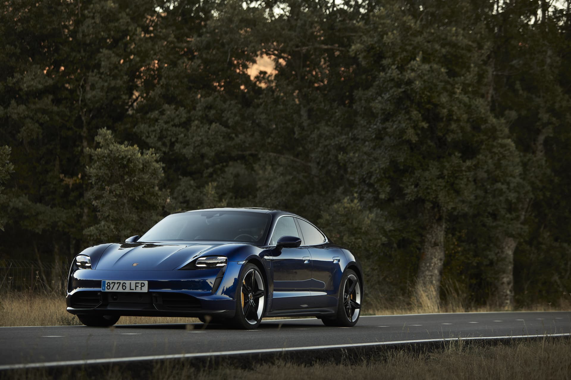 Porsche Taycan Azul Gentian 50