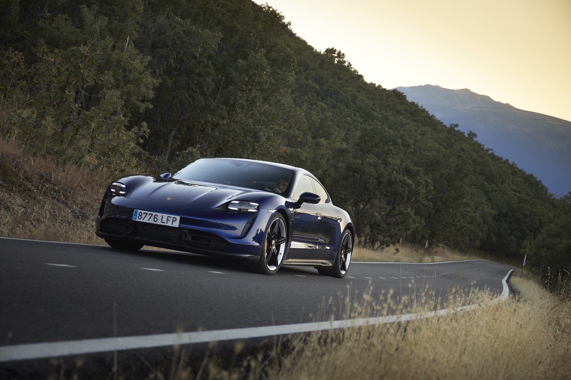 Porsche Taycan Azul Gentian 51