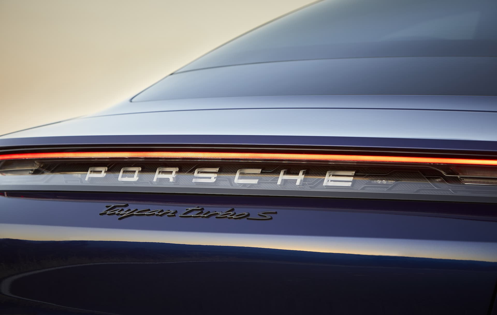 Porsche Taycan Azul Gentian 52