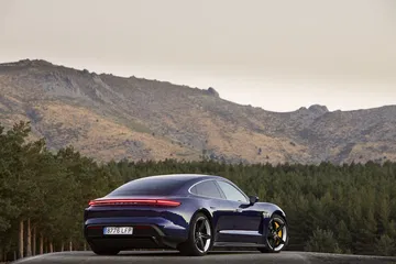 Porsche Taycan Azul Gentian 53