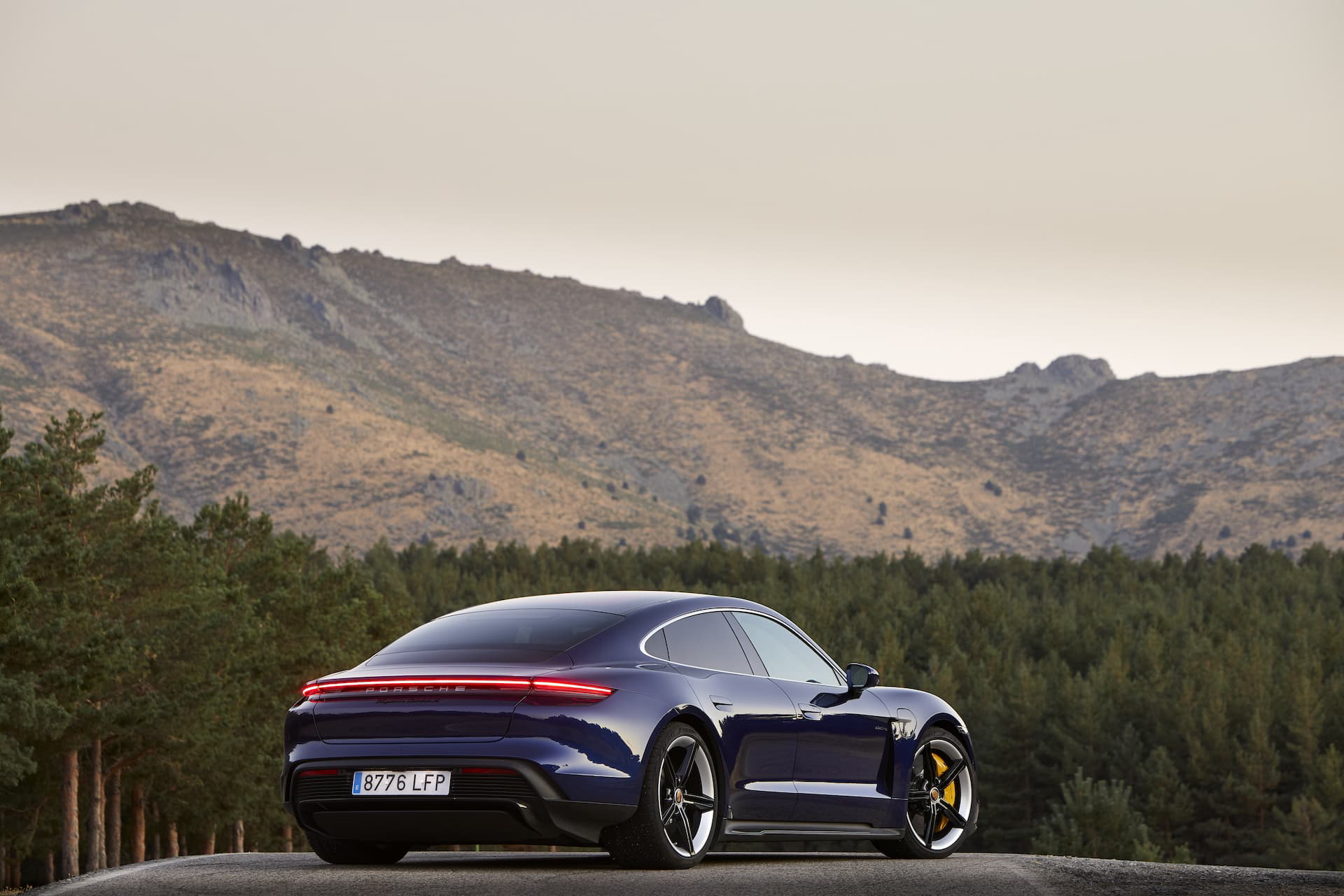 Porsche Taycan Azul Gentian 53