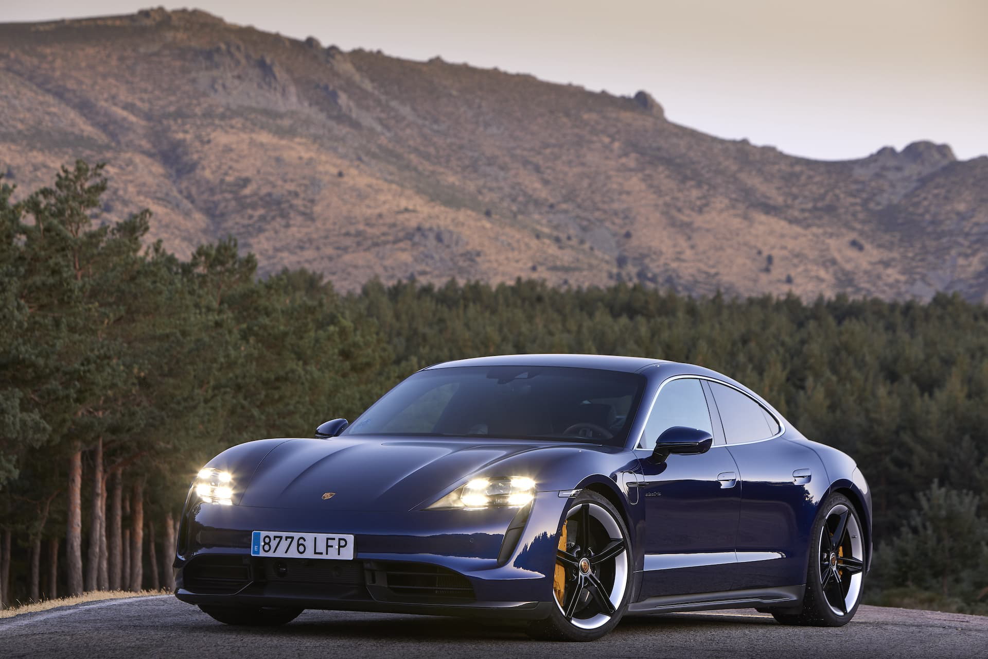 Porsche Taycan Azul Gentian 57