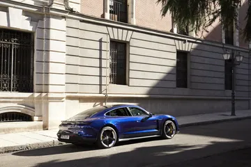 Porsche Taycan Azul Gentian 60