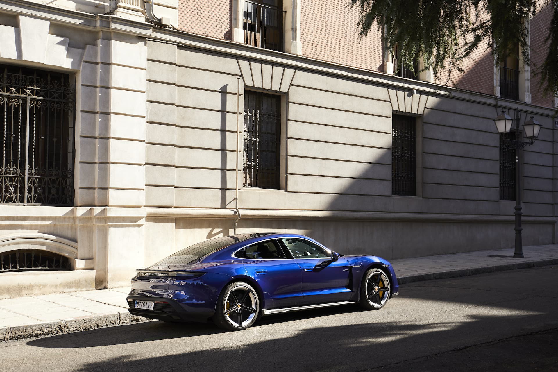 Porsche Taycan Azul Gentian 60